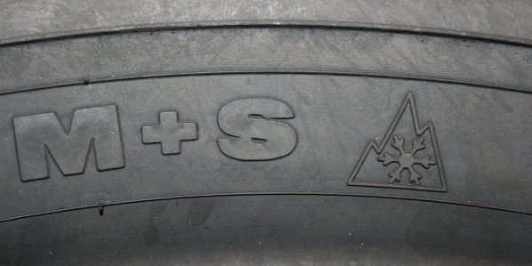 inscriptions-sur-un-pneu-toutes-saisons